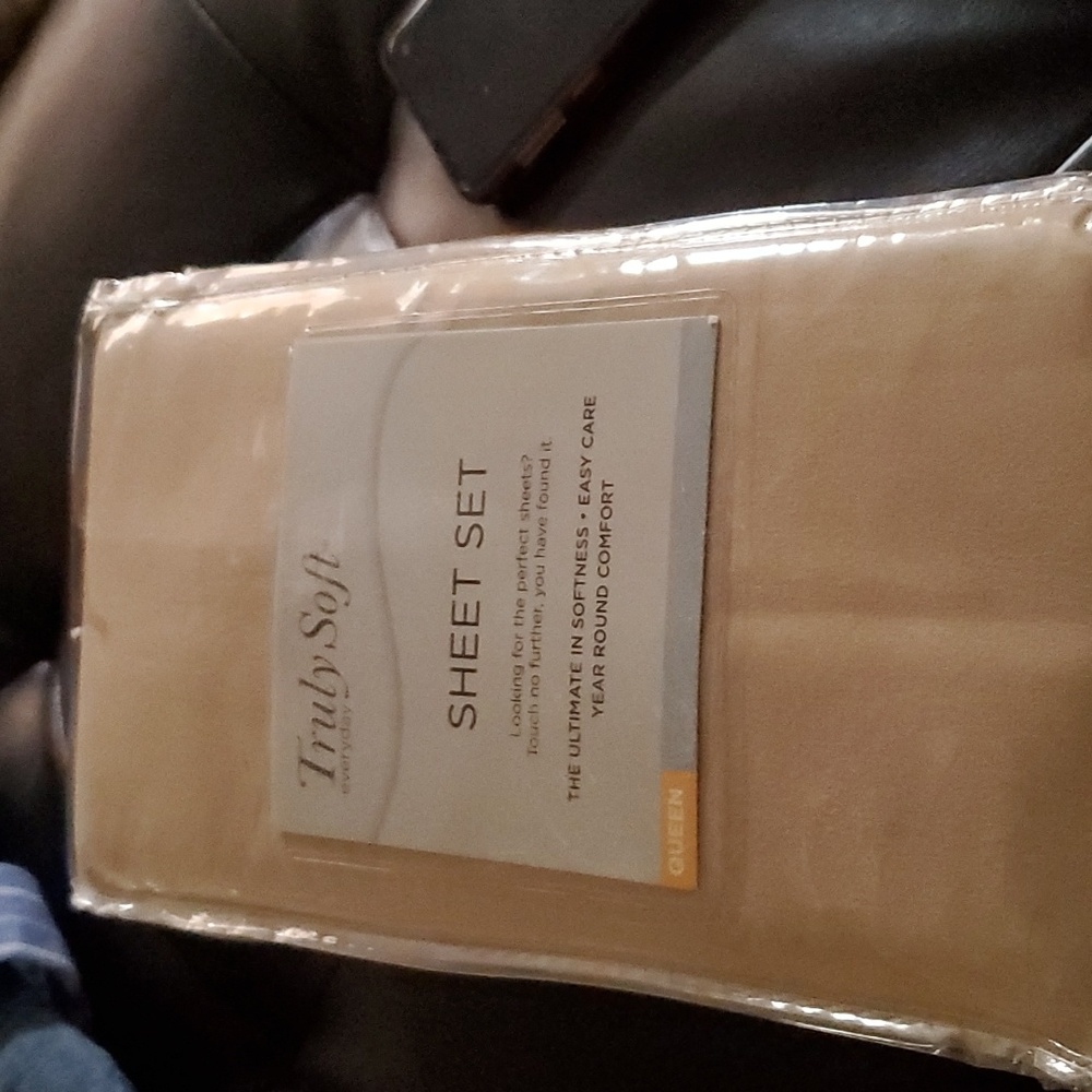 TRULY SOFT Queen Sheets nwt price is firm final price